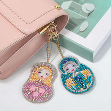 Cargar imagen en el visor de la galería, Llavero Diamond Painting 5D de Muñeca Rusa