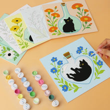 Cargar imagen en el visor de la galería, Mini Serie Pintar por Números 20x20cm (6 piezas) - Gatos negros botánicos