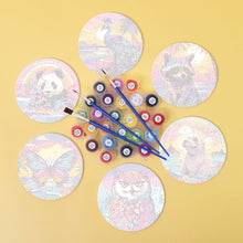 Cargar imagen en el visor de la galería, Pintar por números Posavasos 10cm (6 piezas) - Serie Fauna con Panda, Mapache y Foca