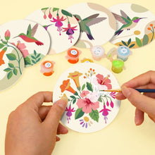 Cargar imagen en el visor de la galería, Pintar por números Posavasos 10cm (6 piezas) - Danza de Colibríes