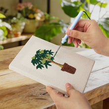 Cargar imagen en el visor de la galería, Punch Needle Kit (4 piezas) con marcos - Jungla Urbana 2