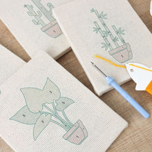 Cargar imagen en el visor de la galería, Punch Needle Kit (4 piezas) con marcos - Jungla Urbana 3