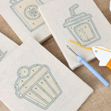 Cargar imagen en el visor de la galería, Punch Needle Kit (4 piezas) con marcos - Snacks del Día a Día