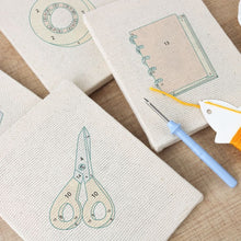 Cargar imagen en el visor de la galería, Punch Needle Kit (4 piezas) con marcos - Esenciales de Escritorio 2