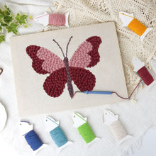 Cargar imagen en el visor de la galería, Punch Needle Kit con marco - Mariposa Rosa