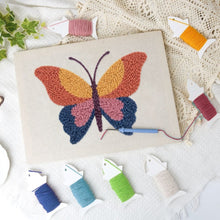 Cargar imagen en el visor de la galería, Punch Needle Kit con marco - Mariposa Naranja