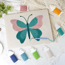 Cargar imagen en el visor de la galería, Punch Needle Kit con marco - Mariposa Azul Celeste