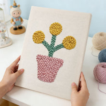 Cargar imagen en el visor de la galería, Punch Needle Kit con marco - Mano Verde