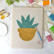 Cargar imagen en el visor de la galería, Punch Needle Kit con marco - Suculenta Besada por el Sol