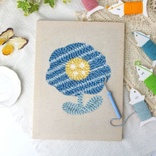 Cargar imagen en el visor de la galería, Punch Needle Kit con marco - Flor Azul