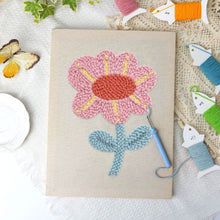 Cargar imagen en el visor de la galería, Punch Needle Kit con marco - Flor Suave