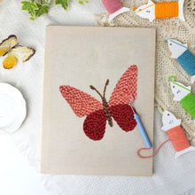 Cargar imagen en el visor de la galería, Punch Needle Kit con marco - Alas Carmesí
