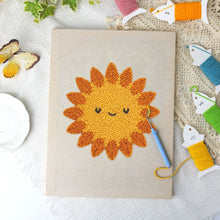 Cargar imagen en el visor de la galería, Punch Needle Kit con marco - Sol Sonriente