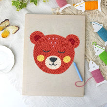 Cargar imagen en el visor de la galería, Punch Needle Kit con marco - Oso Cariñoso