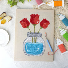 Cargar imagen en el visor de la galería, Punch Needle Kit con marco - Tarro de Tulipanes