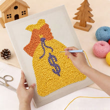 Cargar imagen en el visor de la galería, Punch Needle Kit con marco - Fortuna Dorada