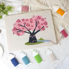 Cargar imagen en el visor de la galería, Punch Needle Kit con marco - Cerezo con Búhos