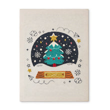 Cargar imagen en el visor de la galería, Punch Needle Kit con marco - Árbol de Navidad Mágico Figured'Art