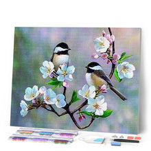 Cargar imagen en el visor de la galería, Punto de Cruz Diamante - Diamond Painting - Pequeños pájaros y flores blancas 40x50cm con bastidor montado