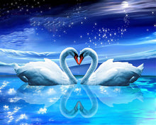 Cargar imagen en el visor de la galería, Diamond Painting - Cisnes y Corazón bajo la Luna