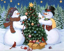 Cargar imagen en el visor de la galería, Punto De Cruz Diamante - Punto De Cruz Diamante - Muñecos De Nieve Y Árbol De Navidad - Figuredart - Invierno Mascotas Navidad Punto De