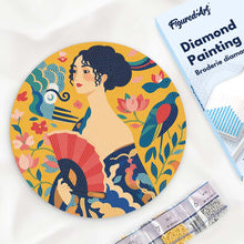 Cargar imagen en el visor de la galería, Diamond Painting en Disco de Madera - Dama con abanico - Klimt