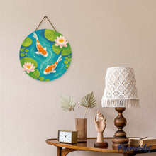 Cargar imagen en el visor de la galería, Diamond Painting en Disco de Madera - Estanque de koi