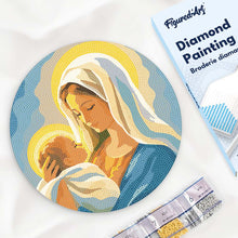 Cargar imagen en el visor de la galería, Diamond Painting en Disco de Madera - Abrazo de María