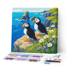 Cargar imagen en el visor de la galería, Mini Diamond Painting 25x25cm Figured'Art - Frailecillo en los acantilados del océano