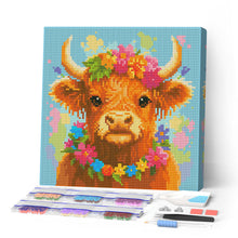 Cargar imagen en el visor de la galería, Pintar por numeros Figured'Art - Mini Diamond Painting 25x25cm - Highland Cow reina del jardín