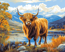 Cargar imagen en el visor de la galería, Pintar por numeros Figured'Art - Highland Cow lago dorado