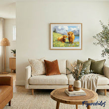 Cargar imagen en el visor de la galería, Familia de Highland Cow junto al lago