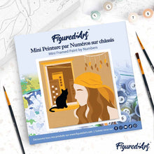 Cargar imagen en el visor de la galería, Mini Pintura por Números 20x20cm con bastidor Mujer y su gato en la ventana