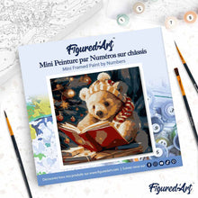 Cargar imagen en el visor de la galería, Mini Pintura por Números 20x20cm con bastidor - Adorable oso leyendo