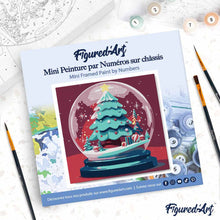 Cargar imagen en el visor de la galería, Mini Pintura por Números 20x20cm con bastidor Árbol de Navidad en Bola de Nieve