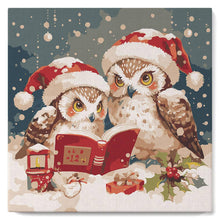 Cargar imagen en el visor de la galería, Mini Pintura por Números 20x20cm con bastidor - Búhos de Papá Noel leyendo