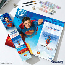 Cargar imagen en el visor de la galería, Superman volando en el cielo