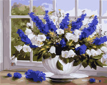 Cargar imagen en el visor de la galería, Jarrón de flores azules y blancas