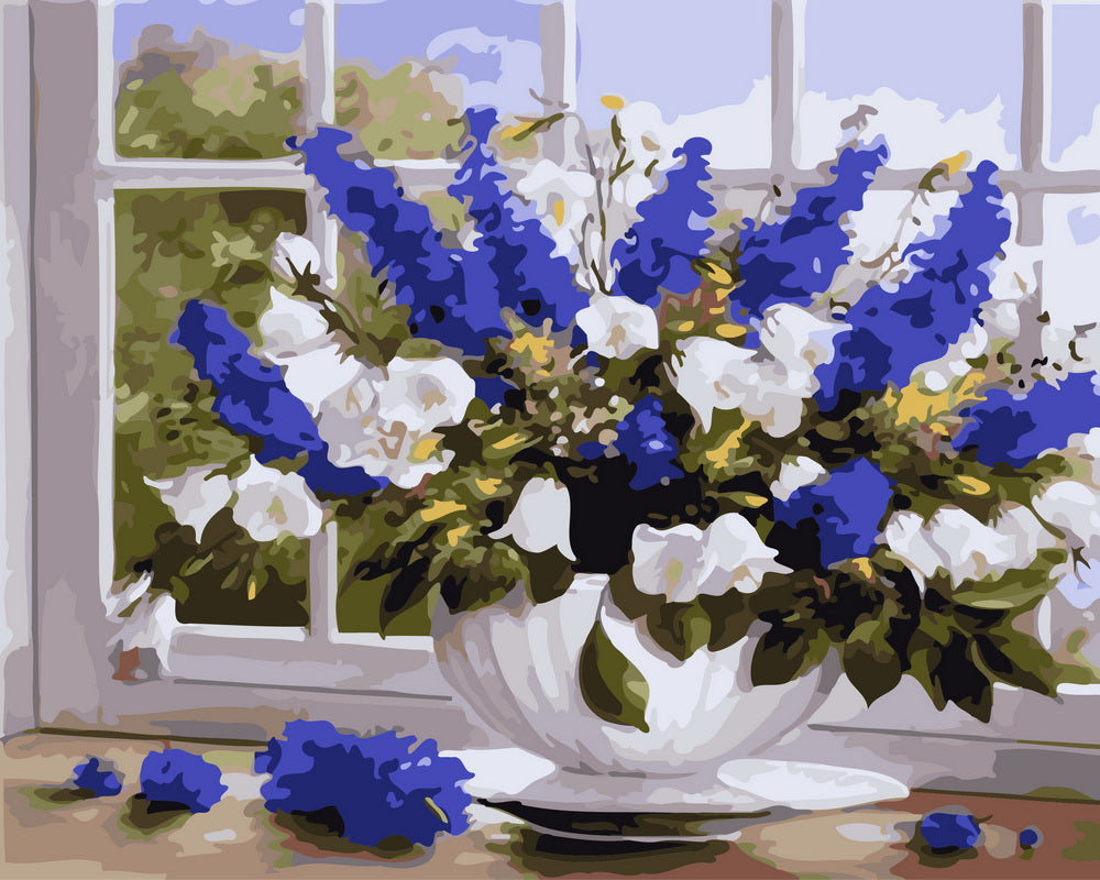 Jarrón de flores azules y blancas