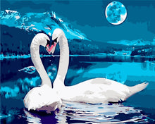Cargar imagen en el visor de la galería, Amor de cisnes blancos y luna llena