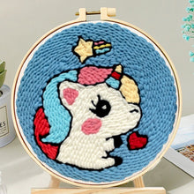 Cargar imagen en el visor de la galería, Punch Needle Unicornio de bebé con corazón rojo