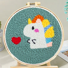 Cargar imagen en el visor de la galería, Punch Needle Unicornio en el amor