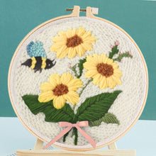 Cargar imagen en el visor de la galería, Punch Needle Una abeja y girasoles