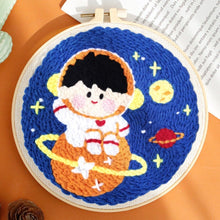 Cargar imagen en el visor de la galería, Punch Needle Niño Cosmonauta en Saturno