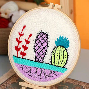 Punch Needle Cactus coloridos con una pared blanca
