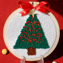 Cargar imagen en el visor de la galería, Punch Needle Árbol de Navidad decorado