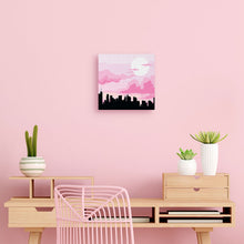 Cargar imagen en el visor de la galería, Mini Pintura por Números 20x20cm con bastidor Nueva York bajo un cielo rosa